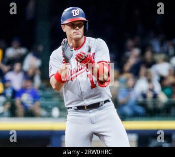 Milwaukee, États-Unis. 15 septembre 2023. Le joueur de terrain Alex Call quitte les Washington Nationals après avoir frappé un double lors de la septième manche de leur match de baseball contre les Brewers de Milwaukee à l'American Family Field à Milwaukee, Wisconsin, le vendredi 15 septembre 2023. Photo de Tannen Maury/UPI crédit : UPI/Alamy Live News Banque D'Images