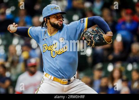 Milwaukee, États-Unis. 15 septembre 2023. Le lanceur de clôture des Brewers de Milwaukee Devin Williams lance contre les Nationals de Washington dans la huitième manche de leur match de baseball à l’American Family Field à Milwaukee, Wisconsin, le vendredi 15 septembre 2023. Les Brewers battent les Nationals 5-3. Photo de Tannen Maury/UPI crédit : UPI/Alamy Live News Banque D'Images