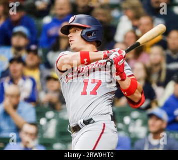 Milwaukee, États-Unis. 15 septembre 2023. Le joueur de terrain gauche des Washington Nationals Alex Call frappe un double contre les Brewers de Milwaukee lors de la septième manche de leur match de baseball à l'American Family Field à Milwaukee, Wisconsin, le vendredi 15 septembre 2023. Photo de Tannen Maury/UPI crédit : UPI/Alamy Live News Banque D'Images