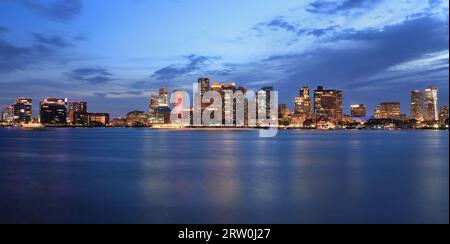 Horizon de Boston et port au crépuscule avec l'océan Atlantique au premier plan, États-Unis Banque D'Images