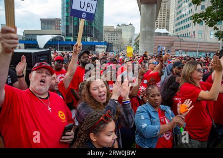 Detroit, Michigan, États-Unis. 15 septembre 2023. Les membres des United Auto Workers se sont rassemblés et ont ensuite marché devant le siège social de General Motors pour soutenir la grève de l'UAW contre Ford, Stellantis et GM. Crédit : Jim West/Alamy Live News Banque D'Images