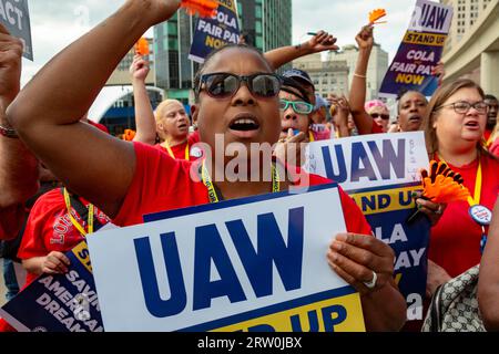 Detroit, Michigan, États-Unis. 15 septembre 2023. Les membres des United Auto Workers se sont rassemblés et ont ensuite marché devant le siège de General Motors en soutien à la grève de l'UAW contre Ford, Stellantis et GM. Crédit : Jim West/Alamy Live News Banque D'Images