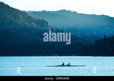 Aviron sur Titsee dans la Forrest Noire Allemagne Banque D'Images