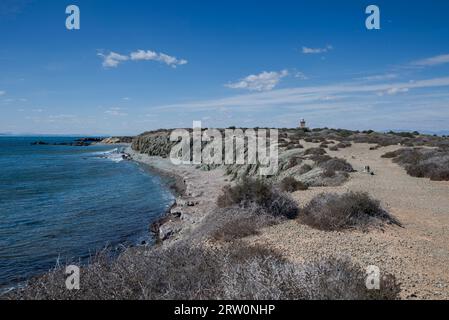 Côte rocheuse et phare de l'île de Tabarca, municipalité d'Alicante, Espagne Banque D'Images