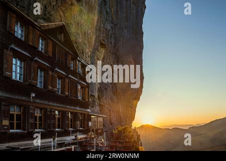 auberge de montagne Aescher-Wildkirchli, lever du soleil, en dessous d'Ebenalp, Weissbad, Alpstein, canton Appenzell Innerrhoden, Suisse Banque D'Images