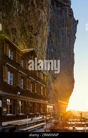 auberge de montagne Aescher-Wildkirchli, lever du soleil, en dessous d'Ebenalp, Weissbad, Alpstein, canton Appenzell Innerrhoden, Suisse Banque D'Images