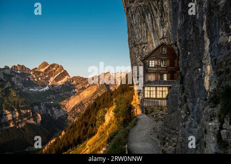 auberge de montagne Aescher-Wildkirchli, lever du soleil, en dessous d'Ebenalp, Weissbad, Alpstein, canton Appenzell Innerrhoden, Suisse Banque D'Images