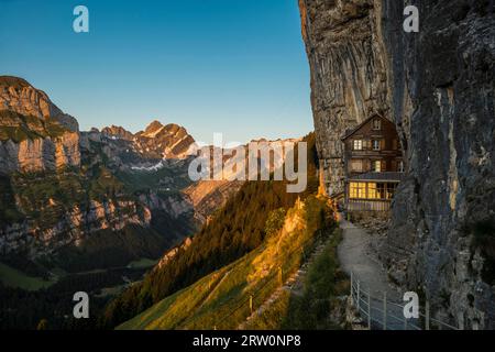 auberge de montagne Aescher-Wildkirchli, lever du soleil, en dessous d'Ebenalp, Weissbad, Alpstein, canton Appenzell Innerrhoden, Suisse Banque D'Images