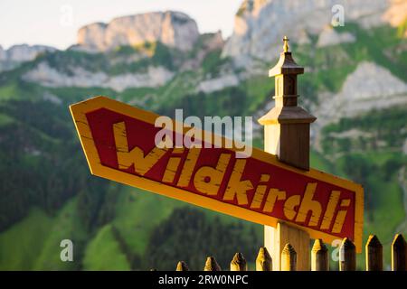 Panneau de signalisation, Wildkirchli, en dessous d'Ebenalp, Weissbad, Alpstein, canton Appenzell Innerrhoden, Suisse Banque D'Images
