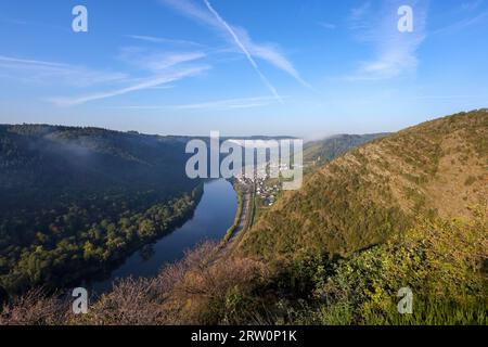 Vue sur la vallée de la Moselle et le village de Klotten, ambiance matinale avec brouillard Rhénanie-Palatinat, Allemagne Banque D'Images