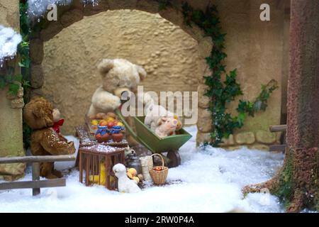 Stuttgart, Allemagne - 16 décembre 2022 : ours en peluche comme vendeur de marché dans la neige. Steiff animal vendant des oies et des fruits à Noël. Banque D'Images