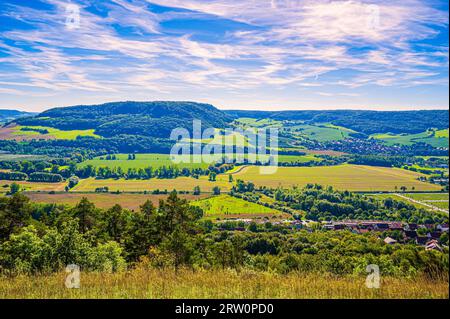 Vue sur la vallée de la Saale avec les montagnes Kern en arrière-plan, Iéna, Thuringe, Allemagne Banque D'Images