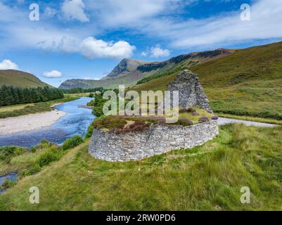 Vue aérienne de Dun Dornaigil Broch près d'Alltnacaillich dans les Highlands écossais, avec Ben Hope de 927 mètres de haut à l'horizon, Écosse, United Banque D'Images