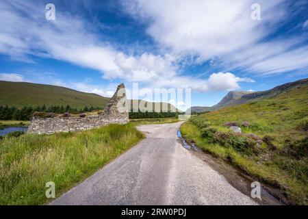 Dun Dornaigil Broch près d'Alltnacaillich dans les Highlands écossais, à l'horizon les 927 mètres de haut Ben Hope, Écosse, Grande-Bretagne Banque D'Images