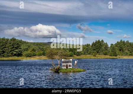 Petite maison appelée The Wee House sur une île à Loch Shin, Lairg, comté de Sutherland, Écosse, Royaume-Uni Banque D'Images