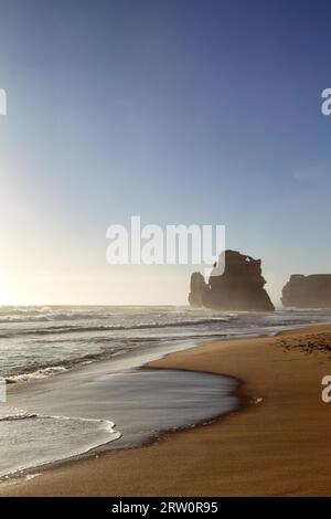 Rochers sur la côte sur la plage à Gibson Steps près des douze Apôtres dans le parc national de Port Campbell, Victoria, Australie. Plage et côte à Banque D'Images