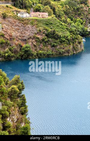 La station de pompage historique sur la rive de Blue Lake, un lac de cratère dans un volcan éteint à Mount Gambier, Australie du Sud, Australie Banque D'Images