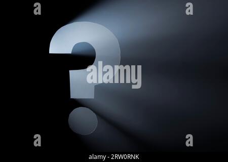 Point d'interrogation. Trou découpé dans le carton, machine à fumée et projecteur. L'image peut sembler bruyante, mais c'est la texture de la fumée Banque D'Images