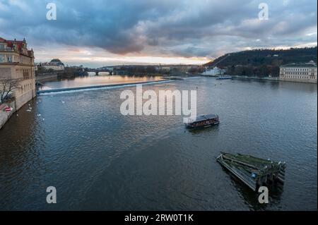 Vue depuis le pont Charles de Prague sur le Vlatva rivière par temps nuageux Banque D'Images