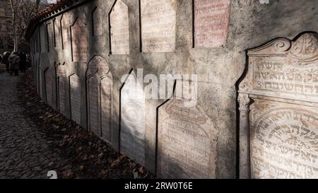 Détails de vieilles pierres tombales dans le cimetière juif de Prague Banque D'Images