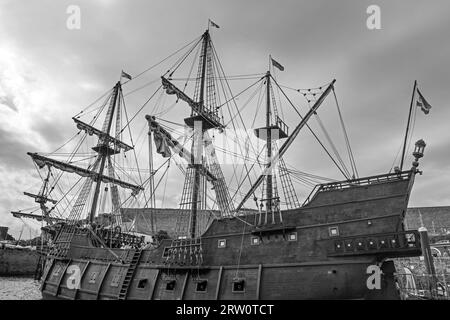 Vue noir et blanc à angle bas du El Galeon amarré au ponton Barbican à Plymouth, donnant une vue bramatique du gréement contre un sk nuageux Banque D'Images