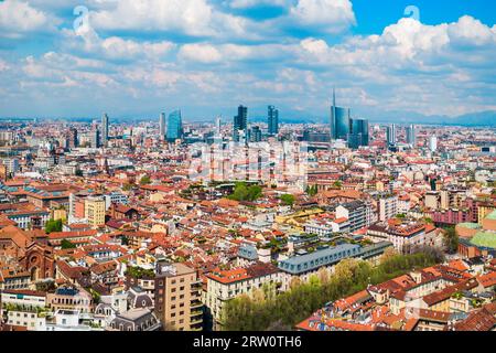 Vue panoramique aérienne de Milan. Milan est une capitale de la Lombardie et la deuxième ville la plus peuplée de l'Italie. Banque D'Images