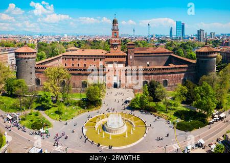 Le château des Sforza ou Castello Sforzesco vue panoramique aérienne. Le château des Sforza est situé dans la ville de Milan en Italie du nord. Banque D'Images