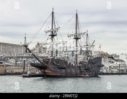 Illustration phoro du El Galeon amarré au ponton Barbican à Plymouth, avec une couleur pâle délavée. La réplique grandeur nature d'un 17e siècle Banque D'Images