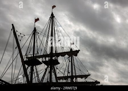 Silhouetté contre des nuages sombres le gréement du El Galeon amarré au ponton Barbican à Plymouth. La réplique grandeur nature d'un Span du 17e siècle Banque D'Images