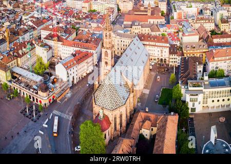 La Cathédrale ou Duomo di Bolzano Bolzano aerial vue panoramique, situé dans la ville de Bolzano, dans le Tyrol du Sud, Italie Banque D'Images