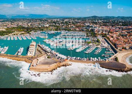 Port d'antibes vue panoramique aérienne. Antibes est une ville située sur la côte d'Azur ou Côte d'Azur en France. Banque D'Images