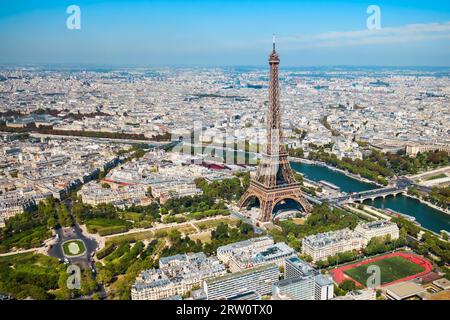 La Tour Eiffel ou la Tour Eiffel vue aérienne, est une tour en treillis en fer forgé sur le Champ de Mars à Paris, France Banque D'Images