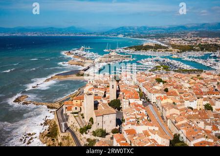 Port d'antibes vue panoramique aérienne. Antibes est une ville située sur la côte d'Azur ou Côte d'Azur en France. Banque D'Images
