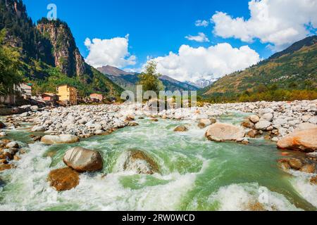 Rivière Beas près de Manali dans la vallée de Kullu, dans l'Himachal Pradesh, Inde Banque D'Images