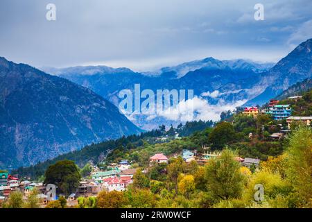 Les montagnes de kalpa et Kinnaur Kailash offrent une vue panoramique. Kalpa est une petite ville de la vallée de la rivière Sutlej, Himachal Pradesh en Inde Banque D'Images