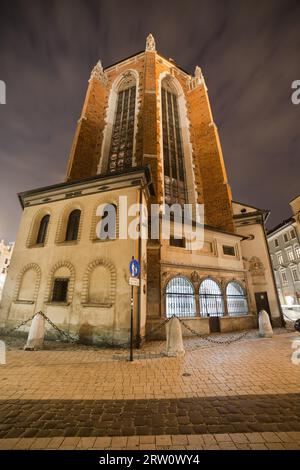 Basilique Sainte-Marie (église Mariacki) (Bazylika Mariacka) vue arrière la nuit à Cracovie, Pologne Banque D'Images