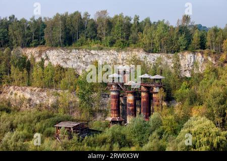 Carrière Liban abandonnée avec falaises de calcaire du Jurassique et vieux bâtiments industriels rouillés à Cracovie, Pologne Banque D'Images