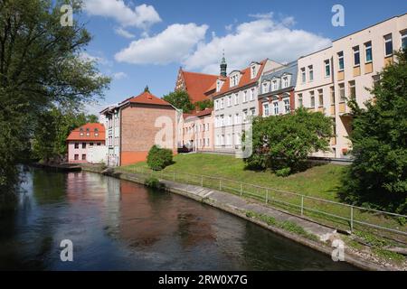 Ville de Bydgoszcz en Pologne, bâtiments le long de la rivière Brda Banque D'Images