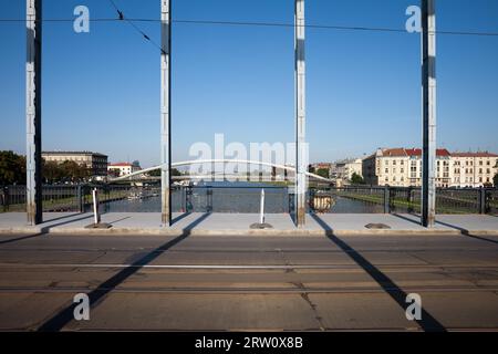 Rue avec ligne de tramway sur le pont Maréchal Jozef Pilsudski au-dessus de la Vistule à Cracovie, Pologne Banque D'Images