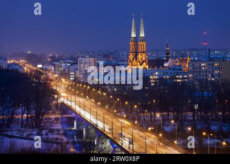 Avenue de la solidarité à l'égard du district de Praga à Varsovie, Pologne skyline by night Banque D'Images