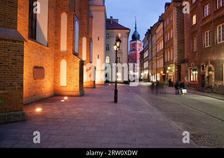 Ville de Varsovie en Pologne la nuit, vieille ville, vue de la rue Swietojanska vers le château royal Banque D'Images