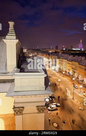 Pologne, ville de Varsovie, St. Église Anne et rue Krakowskie Przedmiescie la nuit Banque D'Images