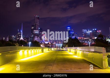 Melbourne, Australie, février 21, la Skyline de Melbourne depuis Birrarung Marr pendant la nuit Blanche le 21 février 2015 Banque D'Images