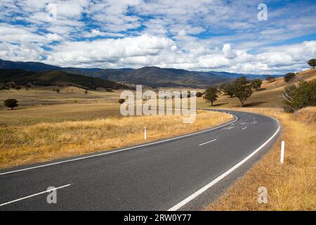 L'Alpine Way road près de Khancoban sur une journée ensoleillée d'automne en Nouvelle Galles du Sud, Australie Banque D'Images