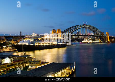 La circulation des bateaux autour de Circular Quay à l'heure de pointe sur une soirée d'été à Sydney, Australie Banque D'Images