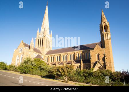 Cathédrale du Sacré-cœur à Bendigo au crépuscule par une chaude journée de printemps Banque D'Images