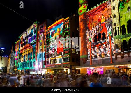 Melbourne, Australie, février 21, bâtiments sur la rue Flinders pendant la nuit Blanche le 21 février 2015 Banque D'Images