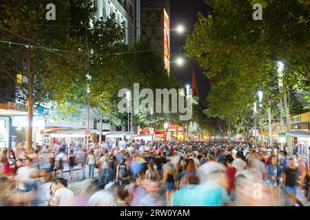 Melbourne, Australie, 21 février, Swanston St avec une foule nombreuse à la White Night le 21 février 2015 Banque D'Images