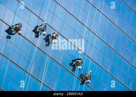 Nettoyer les vitres des travailleurs en équipe sur un gratte-ciel dans le centre-ville de Séoul, Corée du Sud Banque D'Images