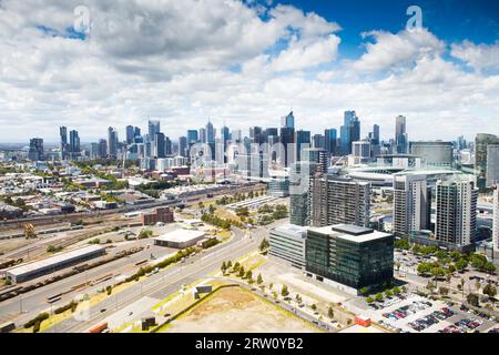 Le vaste horizon de Melbourne sur une claire journée d'été à Victoria, Australie Banque D'Images